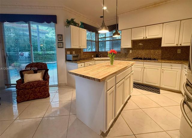 16048 NW 82nd Place, Miami Lakes, FL 33016