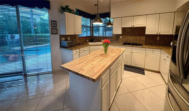 16048 NW 82nd Place, Miami Lakes, FL 33016