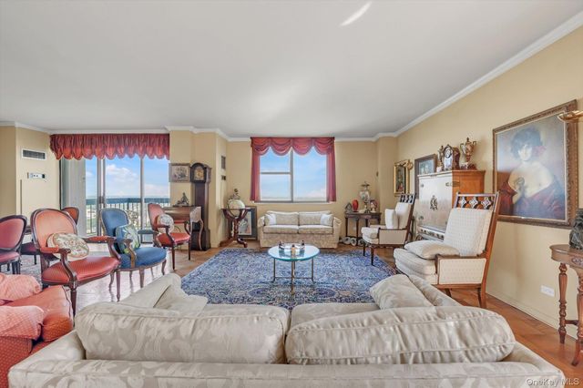 271-10 Grand Central Parkway 29V, Floral Park, NY 11005