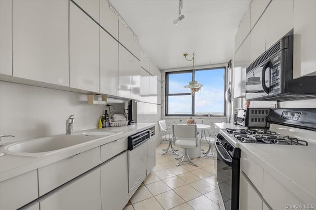 271-10 Grand Central Parkway 29V, Floral Park, NY 11005