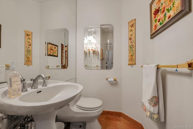 271-10 Grand Central Parkway 29V, Floral Park, NY 11005