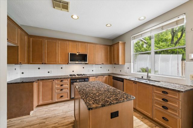 6 Vinca Trail, The Woodlands, TX 77382