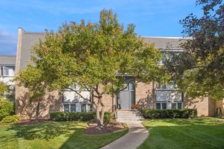 2021 Ammer Ridge Court 302, Glenview, IL 60025