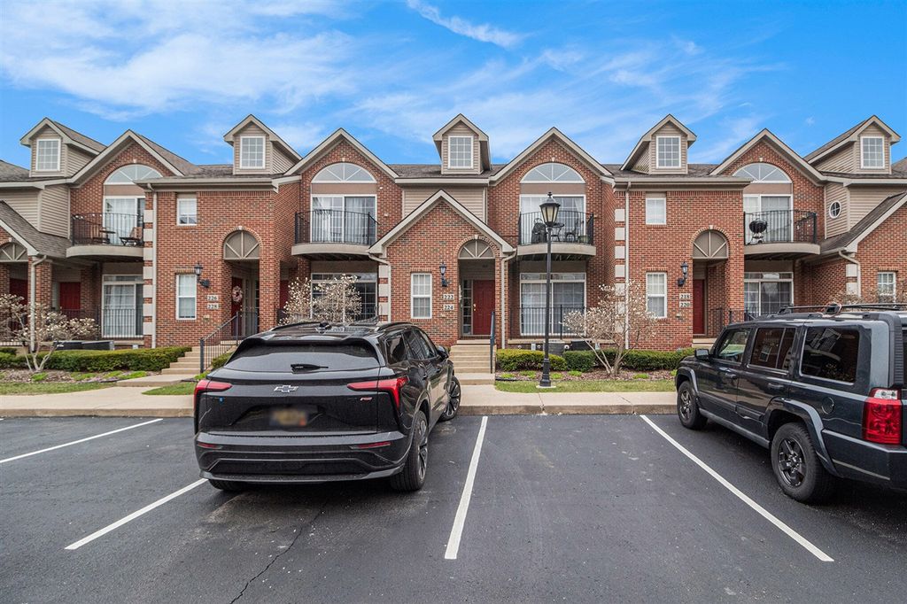 222 W Oakbrook Drive, Ann Arbor, MI 48103