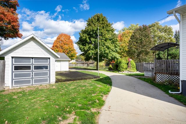 921 E Willoughby Road, Lansing, MI 48911