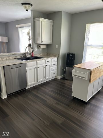 932 Stave Oak Drive, Beech Grove, IN 46107