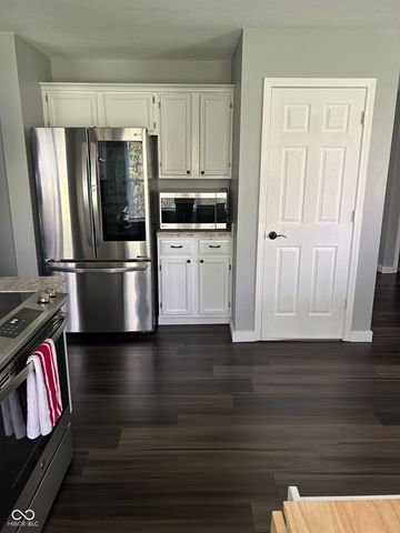 932 Stave Oak Drive, Beech Grove, IN 46107