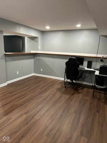 932 Stave Oak Drive, Beech Grove, IN 46107