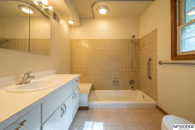 1621 Broadmoore Drive, Lincoln, NE 68506