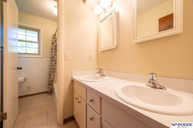 1621 Broadmoore Drive, Lincoln, NE 68506
