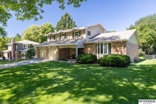 1621 Broadmoore Drive, Lincoln, NE 68506