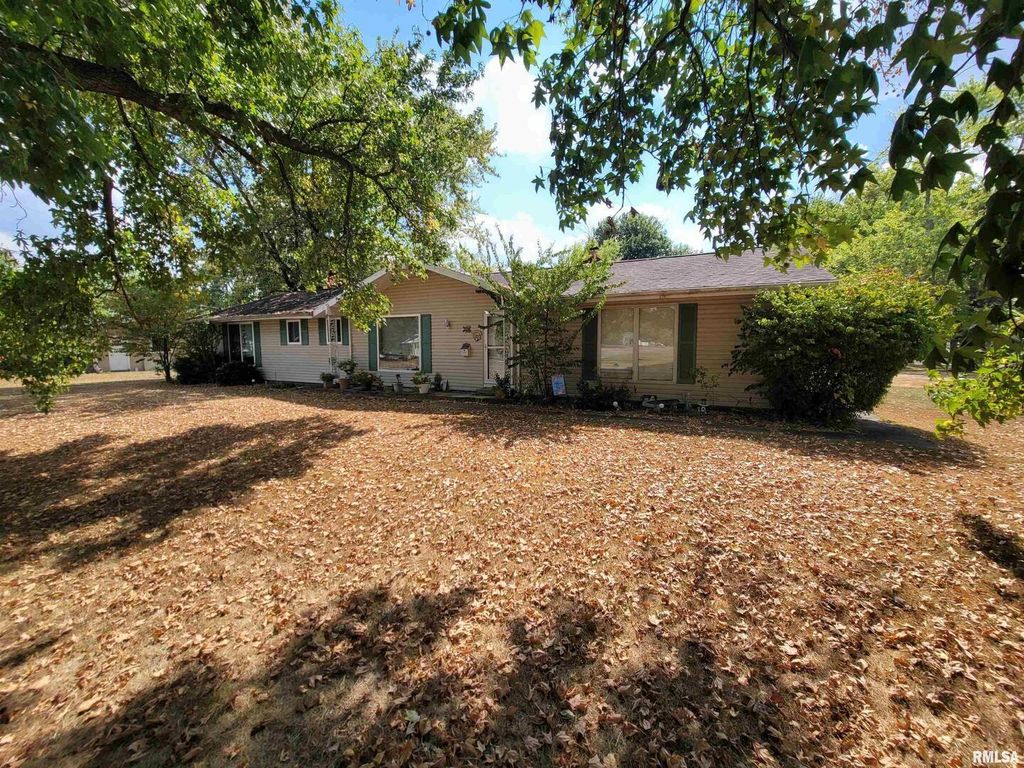 Image 2 of property listing at 1133 W Boone Street, Salem, IL 62881