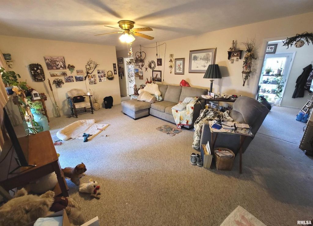 Image 5 of property listing at 1133 W Boone Street, Salem, IL 62881