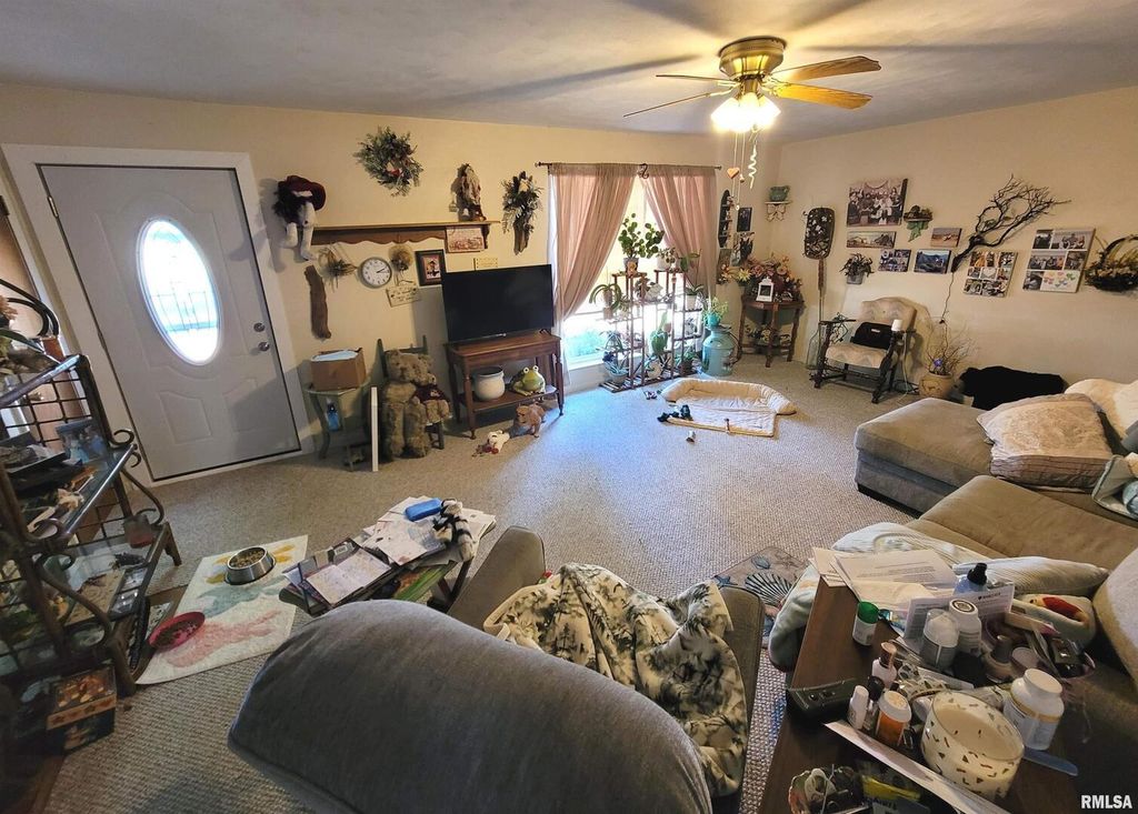 Image 6 of property listing at 1133 W Boone Street, Salem, IL 62881