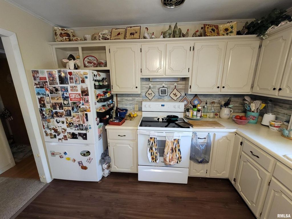 Image 7 of property listing at 1133 W Boone Street, Salem, IL 62881