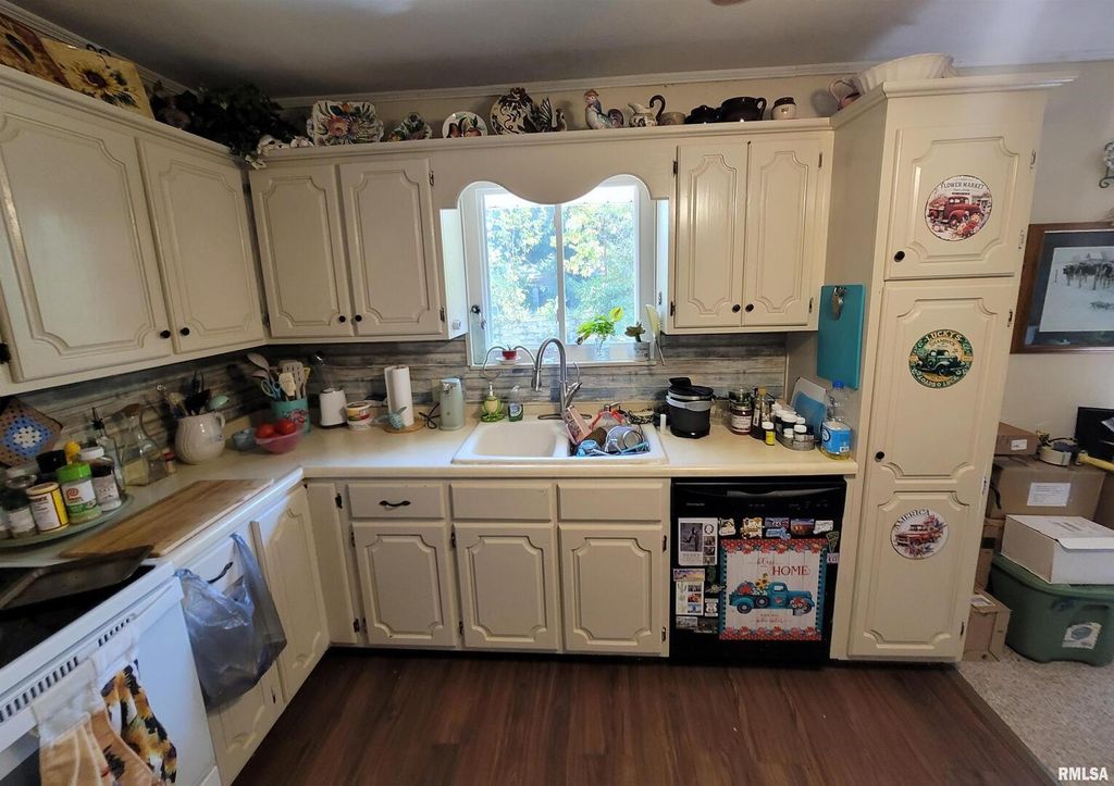 Image 8 of property listing at 1133 W Boone Street, Salem, IL 62881