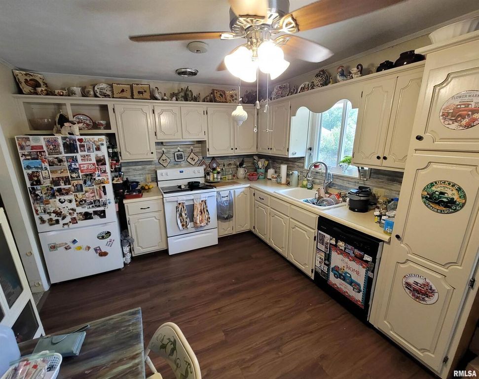 Image 9 of property listing at 1133 W Boone Street, Salem, IL 62881