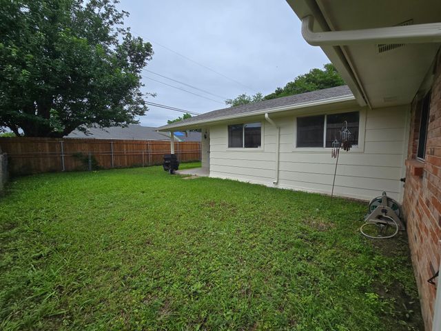 614 W Grenoble Drive, Grand Prairie, TX 75052