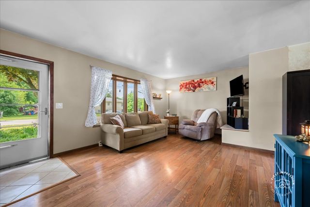 184 Locust Street, South Elgin, IL 60177