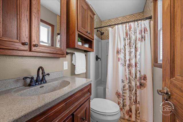184 Locust Street, South Elgin, IL 60177