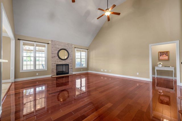 108 Stirling Lane, Versailles, KY 40383