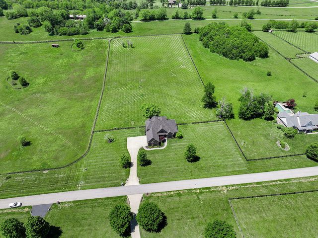 108 Stirling Lane, Versailles, KY 40383
