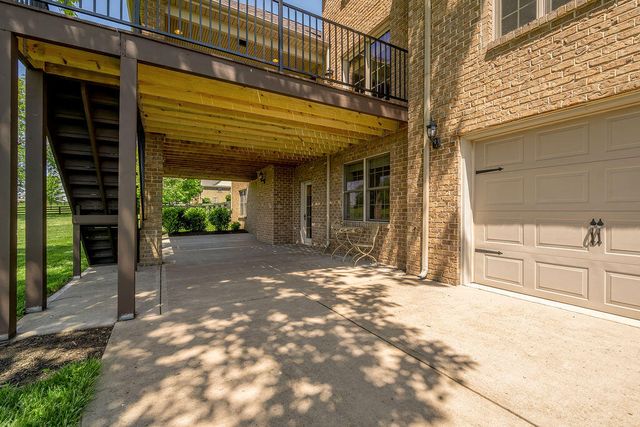 108 Stirling Lane, Versailles, KY 40383