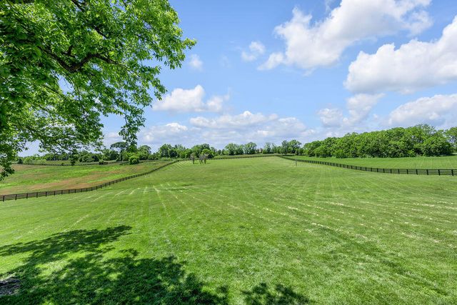108 Stirling Lane, Versailles, KY 40383