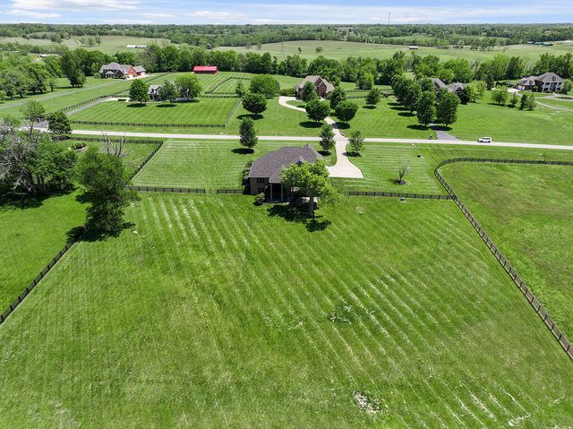 108 Stirling Lane, Versailles, KY 40383