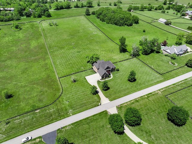 108 Stirling Lane, Versailles, KY 40383