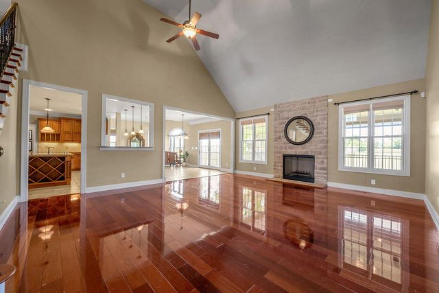 108 Stirling Lane, Versailles, KY 40383