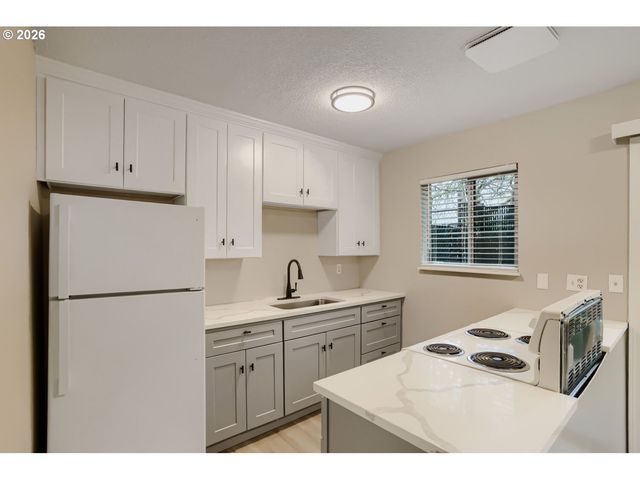 7555 N PORTSMOUTH Ave, Portland, OR 97203