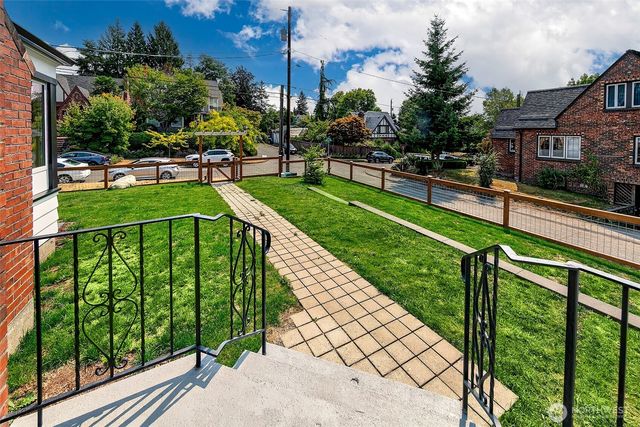8215 4th Avenue NE, Seattle, WA 98115