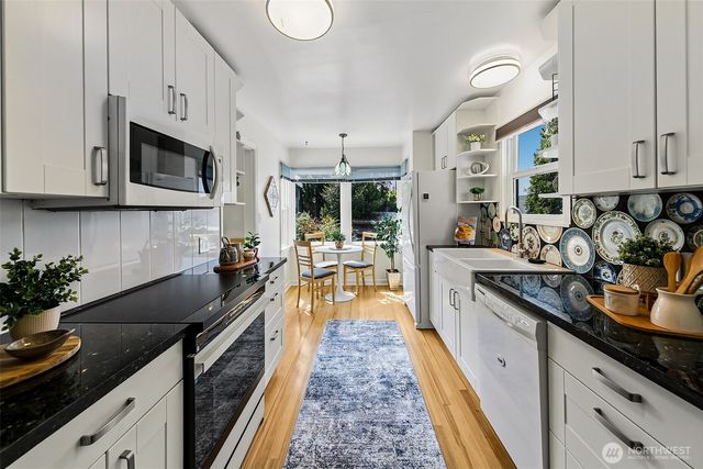 8215 4th Avenue NE, Seattle, WA 98115