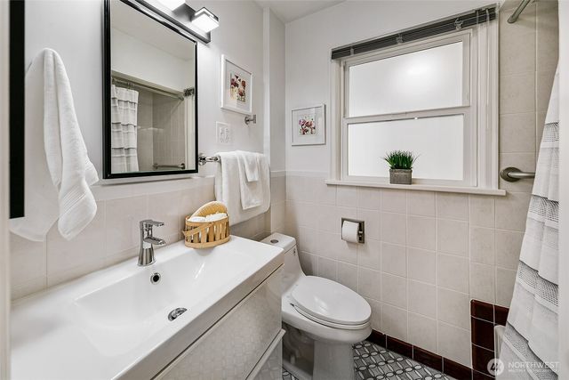 8215 4th Avenue NE, Seattle, WA 98115
