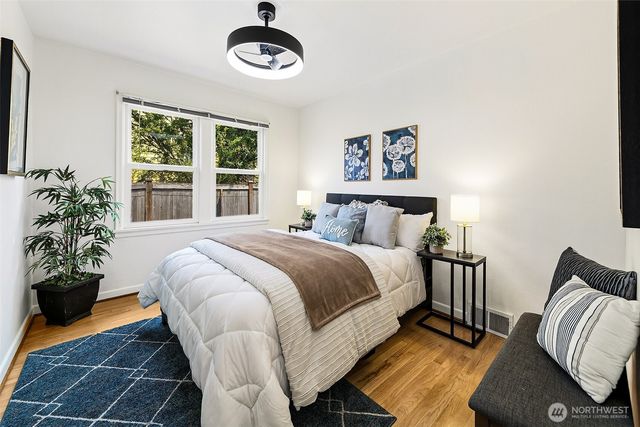 8215 4th Avenue NE, Seattle, WA 98115