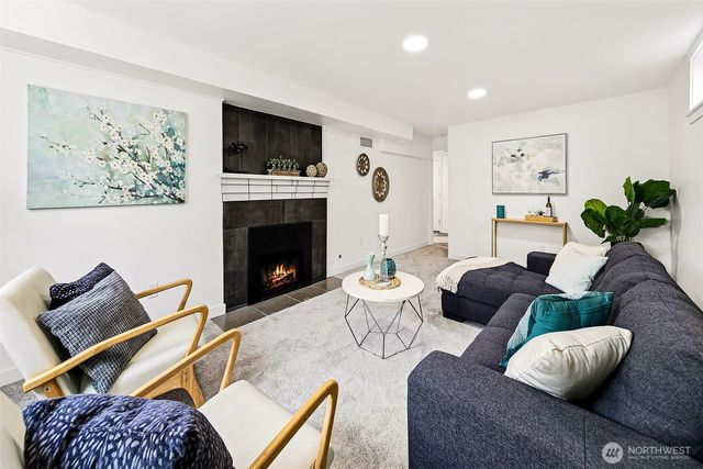 8215 4th Avenue NE, Seattle, WA 98115