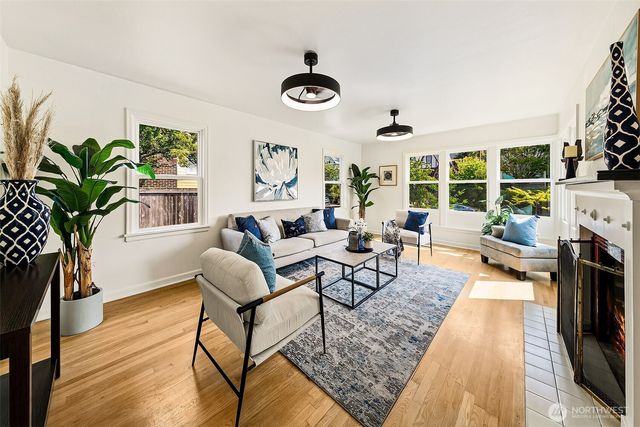8215 4th Avenue NE, Seattle, WA 98115