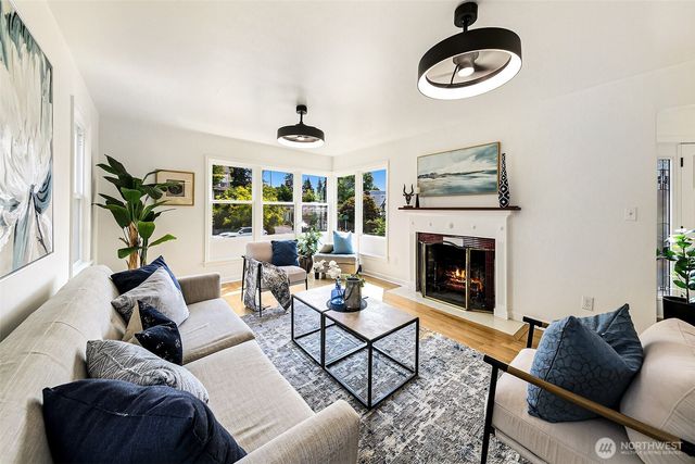 8215 4th Avenue NE, Seattle, WA 98115