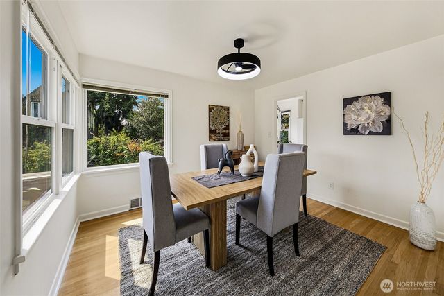 8215 4th Avenue NE, Seattle, WA 98115