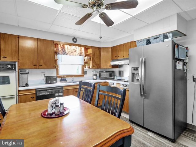 235 W RACE ST, Fleetwood, PA 19522