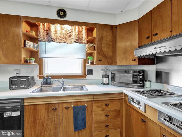 235 W RACE ST, Fleetwood, PA 19522