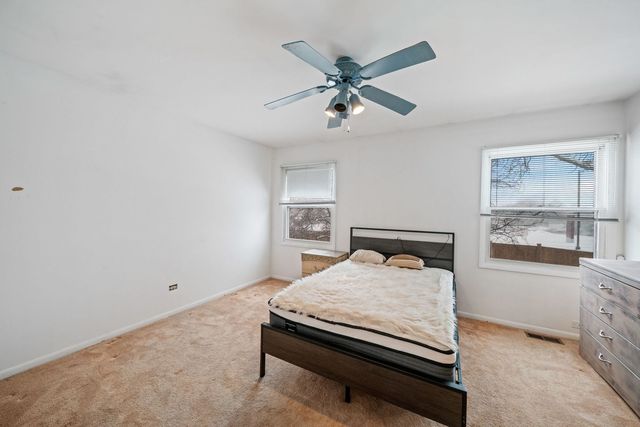 302 Linden Lane, Wheeling, IL 60090