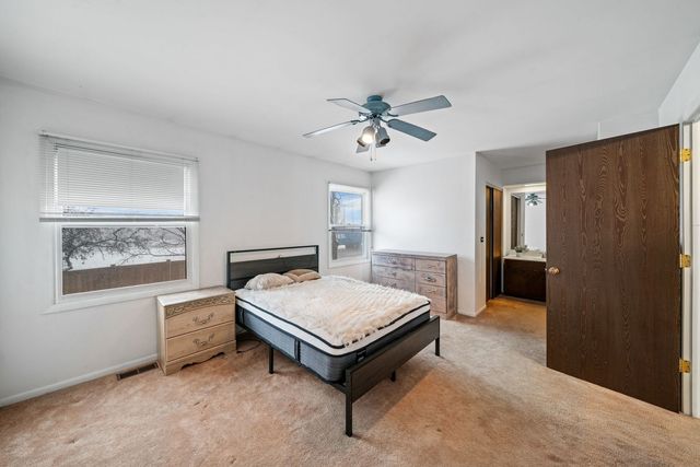 302 Linden Lane, Wheeling, IL 60090