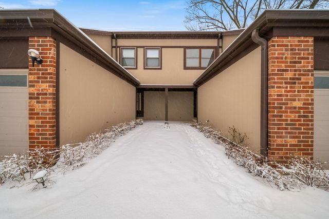 302 Linden Lane, Wheeling, IL 60090