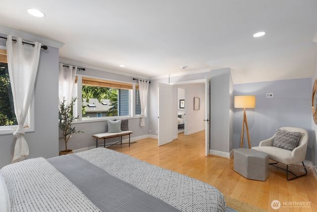 9925 SE 5th Street, Bellevue, WA 98004