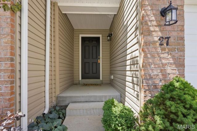 27 Loris Lane, St Charles, MO 63303