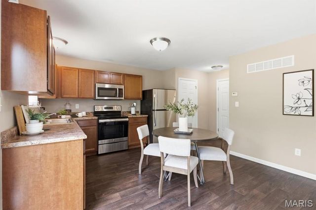27 Loris Lane, St Charles, MO 63303