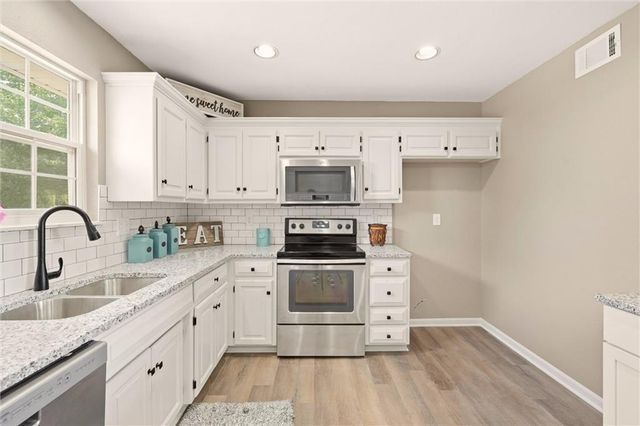 2208 SE 6th Street, Lee's Summit, MO 64063