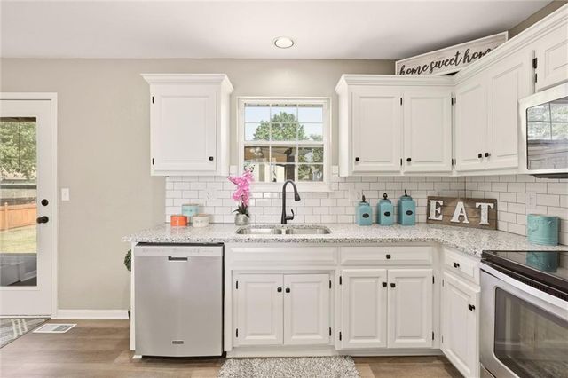 2208 SE 6th Street, Lee's Summit, MO 64063
